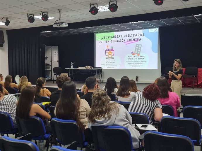 Adolescentes en una charla sobre Violencia de Género