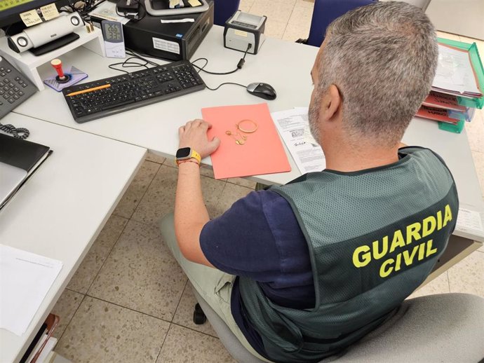 Agente de la Guardia Civil en labores de investigación