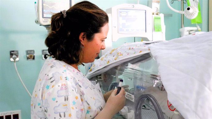 Una enfermera alimenta a un niño prematuro con leche materna donada al Banco del Hospital Juan Ramón Jiménez de Huelva.