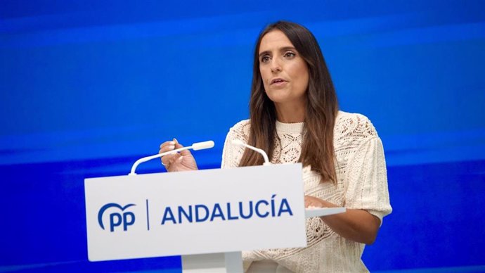 La vicesecretaria de Igualdad, Salud, Juventud y Bienestar Social del PP-A, Beatriz Jurado, en rueda de prensa.