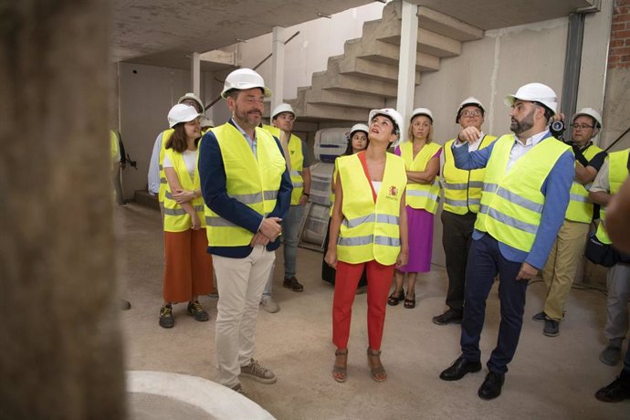 La ministra de Vivienda y Agenda Urbana, Isabel Rodríguez, en la obra de acondicionamiento del Centro Cívico Cultural de Argamasilla de Calatrava, a 21 de agosto de 2024, en Argamasilla de Calatrava, Ciudad Real, Castilla-La Mancha (España). 