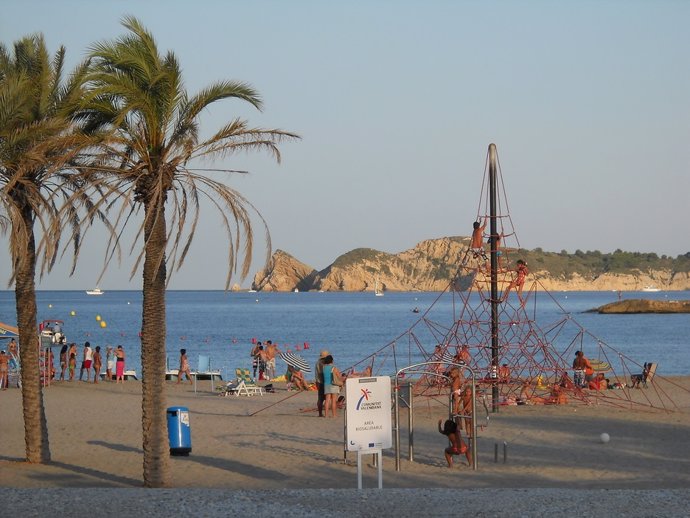 Archivo - Imagen de archivo de la playa El Arenal de Xàbia (Alicante).