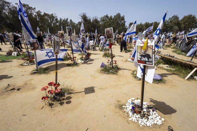 Archivo - Imagen de archivo de un homenaje en recuerdo a los fallecidos y secuestrados durante los ataques del Hamás del 7 de octubre