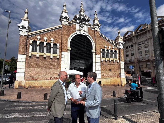 Los concejales de Movilidad, Gestión Económica y Contratación, José Francisco Muñoz y de Turismo, Comercio y Consumo, Jesús Pacheco, visitan el Mercado de Verónicas para mantener un encuentro con placeros y comerciantes