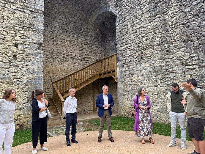 La vicelehendakari primera y consejera de Cultura y Política Lingüística del Gobierno Vasco, Ibone Bengoetxea, y el alcalde de Orduña, Iker Santocildes, visitado la muralla de la ciudad tras los trabajos de recuperación.