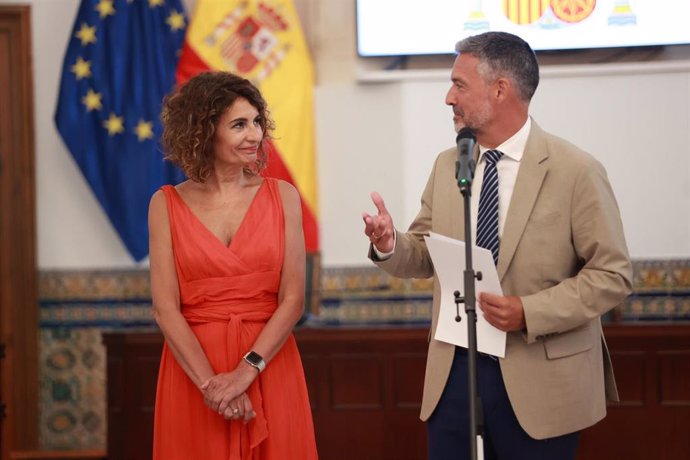 La vicepresidenta primera del Gobierno y ministra de Hacienda, María Jesús Montero, junto al alcalde de Rota, José Javier Ruiz Arana, en la atención a los medios durante la visita institucional al Ayuntamiento de Rota. 