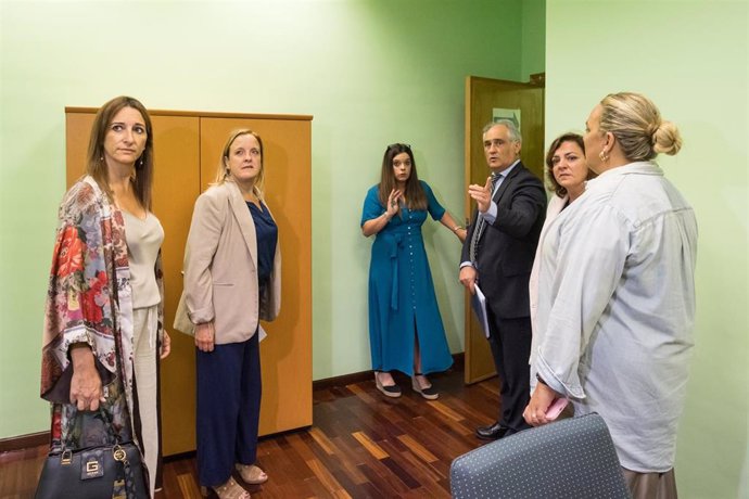 La consejera de Presidencia, Justicia, Seguridad y Simplificación Administrativa, Isabel Urrutia, visita los juzgados de San Vicente de la Barquera