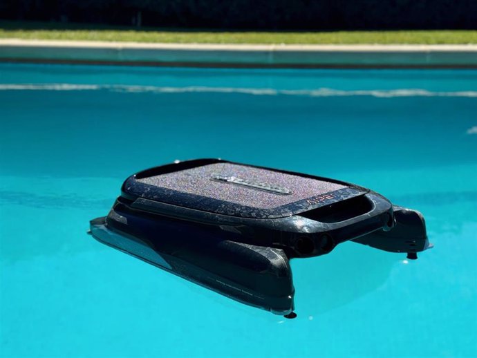 Robot  Aiper Surfer S1 para la limpieza de la superficie de las piscinas