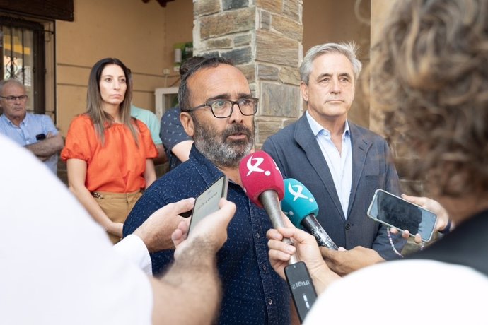 El presidente de la Diputación de Cáceres, Miguel Ángel Morales, y el consejero de Gestión Forestal y Mundo Rural, Ignacio Higuero, tras la reunión.