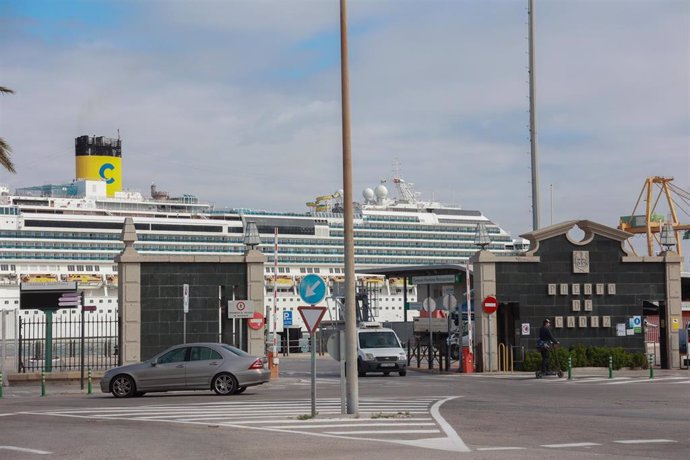 Archivo - Un crucero atracado en el Puerto de Cádiz en una imagen de archivo.