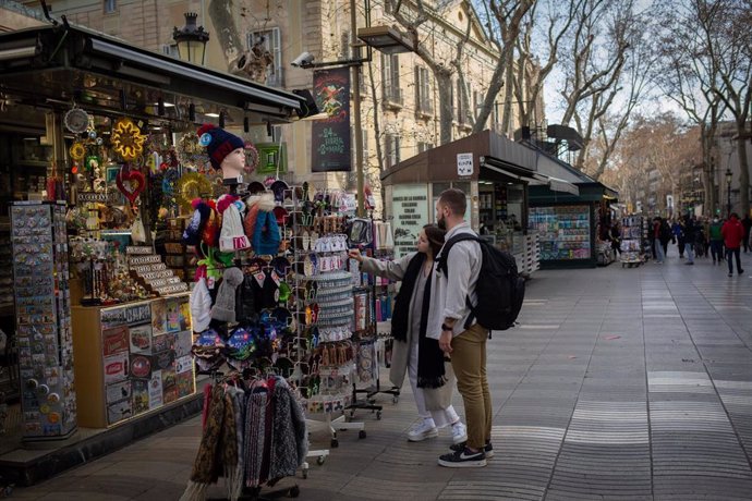 Archivo - Varias pasean al lado de los quioscos que antes eran pajarerías en La Rambla, a 23 de febrero de 2022, en Barcelona, Cataluña (España). 