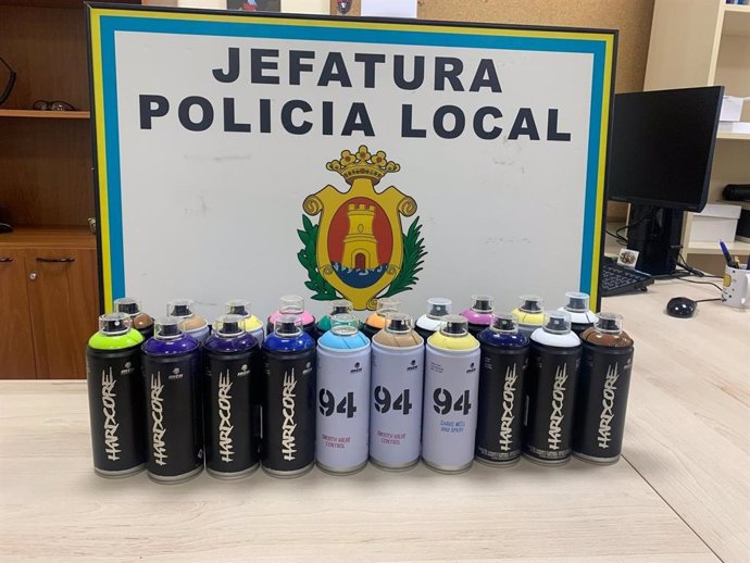 Botes de spray intervenidos a un hombre de 30 años y un menor de 10 años que han sido denunciados por realizar grafitis.