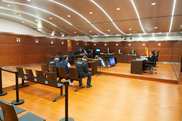 Archivo - El acusado (c) durante un juicio en la Audiencia de Álava, a 25 de junio de 2024, en Vitoria, Álava, País Vasco (España). 