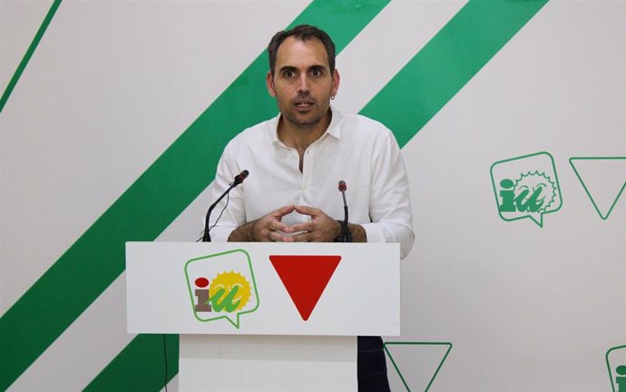 Archivo - El coordinador general de IU Andalucía, Toni Valero, en rueda de prensa en Málaga. (Foto de archivo).