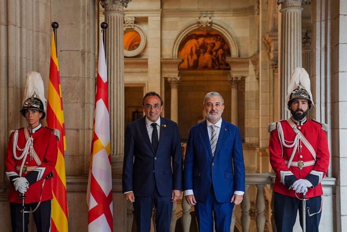 El presidente del Parlament, Josep Rull, y el alcalde de Barcelona, Jaume Collboni, en su primera reunión institucional en el Ayuntamiento.