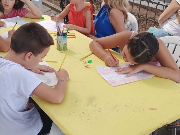 Niños pintan en el Concurso de Dibujo Infantil de la Feria de Almería.