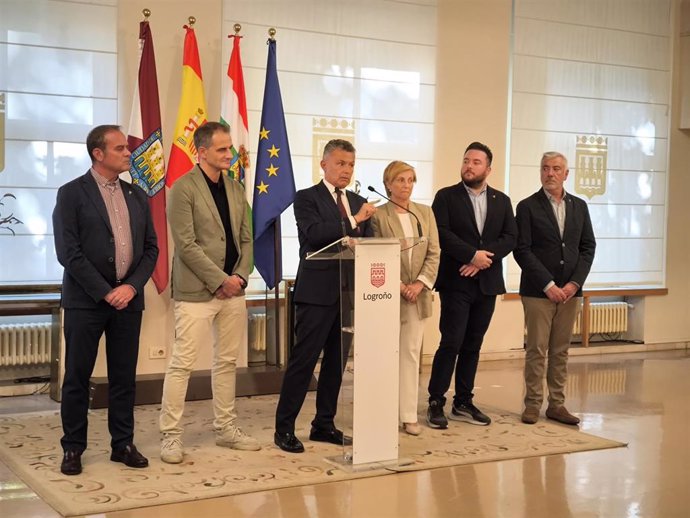 El alcalde de Logroño, Conrado Escobar, con parte del Equipo de Gobierno comparece en el Ayuntamiento