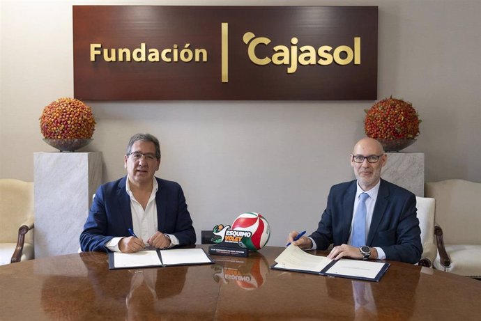 Archivo - Antonio Pulido, presidente de la Fundación Cajasol, y Martos Manuel Galán, presidente del Club Agrupación de Voleibol Esquimo de Dos Hermanas