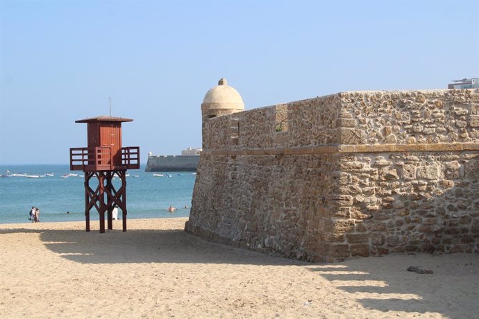 Archivo - Playa de la Caleta en Cádiz en una imagen de archivo. 