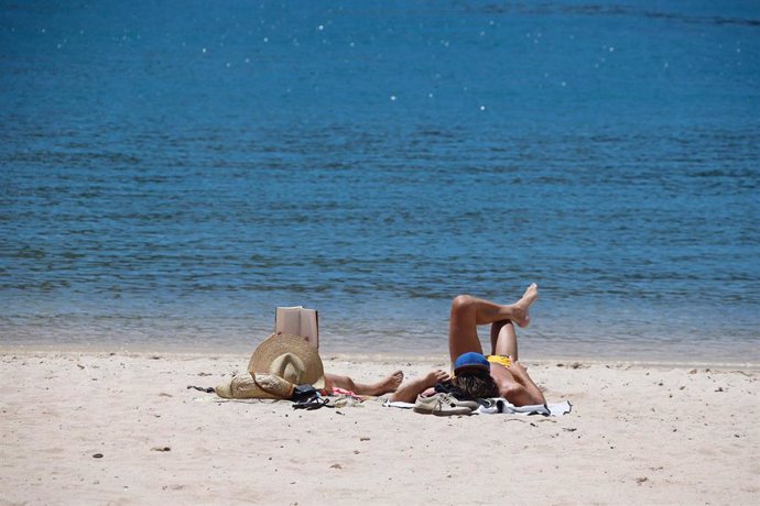 Archivo - Bañostas en el Puerto de Sóller.