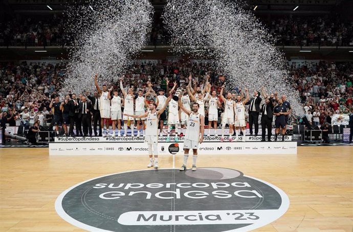 Archivo - El Real Madrid celebra el título de la Supercopa Endesa 2023