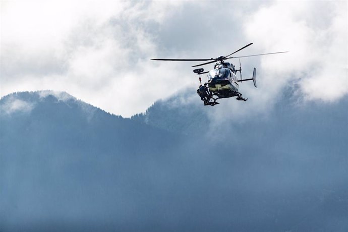 Archivo - Foto de archivo de un helicóptero de la gendarmería francesa en los Alpes.