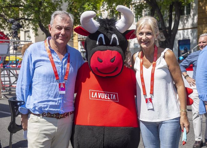 La consejera de Cultura y Deporte de la Junta de Andalucía, Patricia del Pozo (d), y el alcalde de Sevilla, José Luis Sanz (d), posan junto a la mascota de La Vuelta.