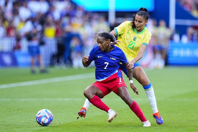 Lauren Leal ante Crystal Dunn en la final de los Juegos Olímpicos de París entre Brasil y los Estados Unidos