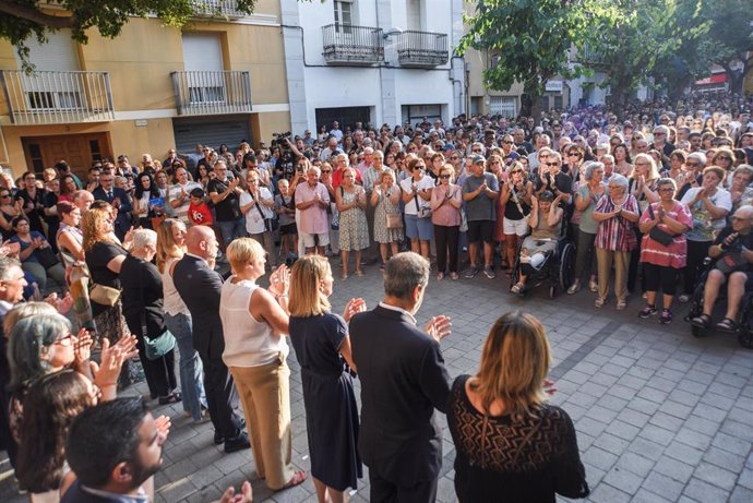 Cientos de personas durante los cinco minutos de silencio por el asesinato machista ocurrido en Castellbisbal, a 21 de agosto de 2024, en Castellbisbal