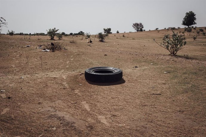 Archivo - Un neumático abandonado en la zona de Adre, que separa Sudán de Chad