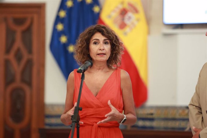 La vicepresidenta primera del Gobierno y ministra de Hacienda, María Jesús Montero, atiende a los medios en Rota (Cádiz).