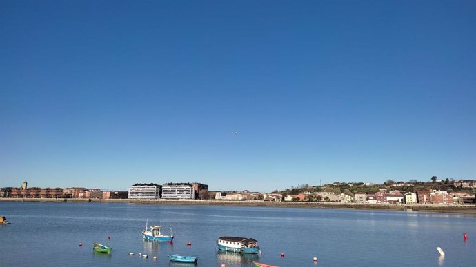 Archivo - Cielo despejado sobre la ría de Bilbao