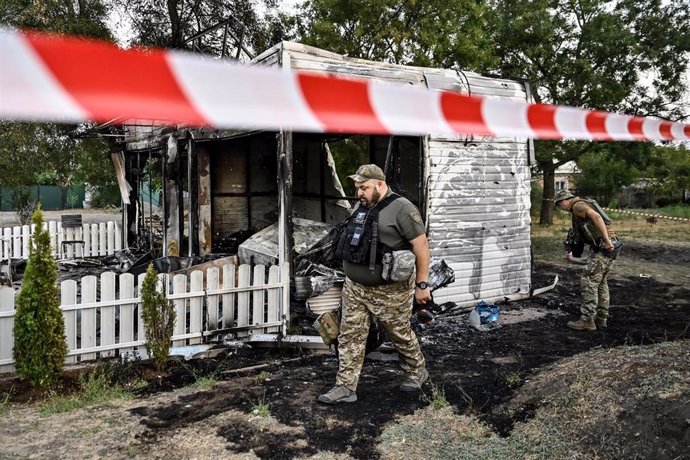 Militares inspeccionan una zona atacada por las fuerzas rusas en Malokaterinivka, Zaporiyia