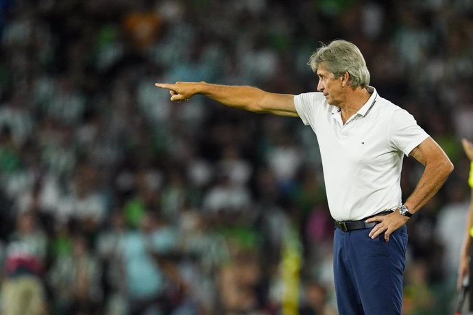 Manuel Pellegrini da instrucciones durante un partido del Betis