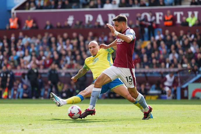 Archivo - Nottingham Forest midfielder Jonjo Shelvey fouls Aston Villa defender Alex Moreno (15) during the English championship Premier League football match between Aston Villa and Nottingham Forest on 8 April 2023 at Villa Park in Birmingham, England -