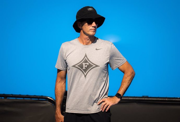 Archivo - Darren Cahill during practice with Amanda Anisiomva ahead of the fourth round at the 2022 Australian Open Grand Slam Tennis Tournament