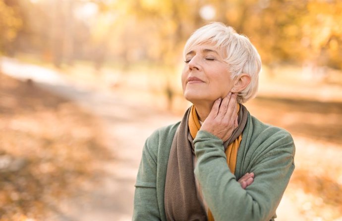 Archivo - Mujer respirando en la naturaleza.