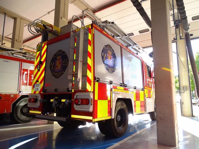 Archivo - Vehículos en el Parque de Bomberos de Jaén.