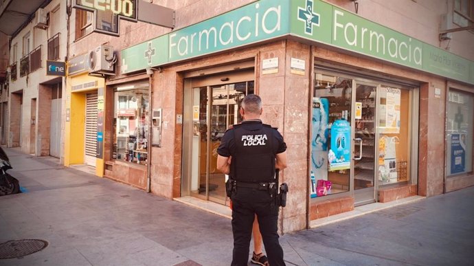 La Policía Local de Elche (Alicante) detiene a un hombre por falsificar recetas médicas.