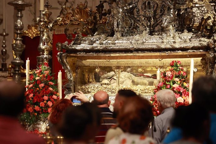 Público ante la urna con los restos de Fernando III en la Catedral