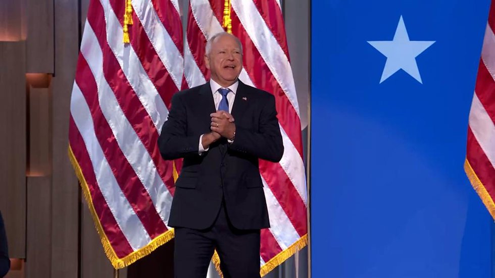 Tim Walz acepta la nominación demócrata a vicepresidente de EEUU: "Es el honor d