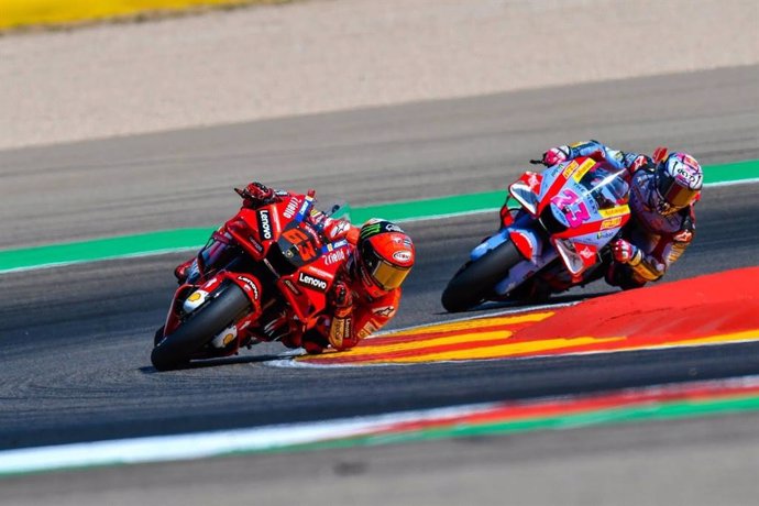 Batalla entre Pecco Bagnaia y Enea Bastianini en el Gran Premio de Aragón 2022.