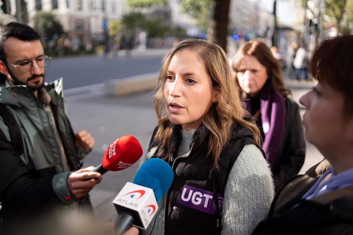 Archivo - La secretaria general de la Unión General de Trabajadores (UGT), Marina Prieto, atiende a los medios de comunicación durante una manifestación por el 25N, a 25 de noviembre de 2023, en Madrid (España).