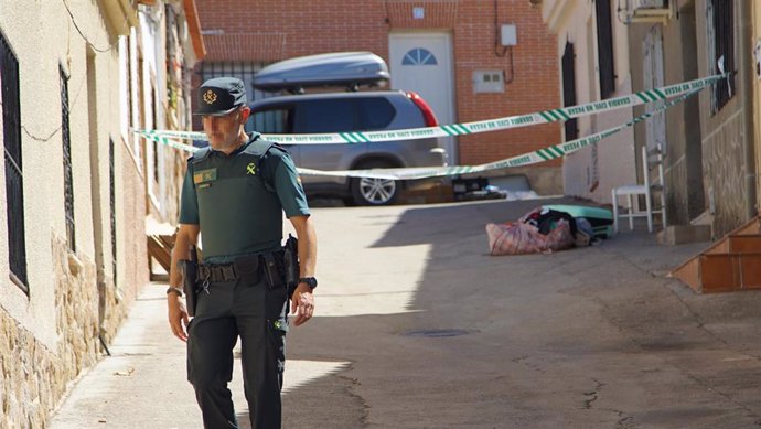 Un agente de la Guardia Civil en el lugar donde se han producido los hechos, a 17 de agosto de 2024, en Otero, Toledo, Castilla-La Mancha (España). Un hombre ha sido detenido por matar a tiros a la hija de su pareja, menor de edad y cerca de los 17 años, 