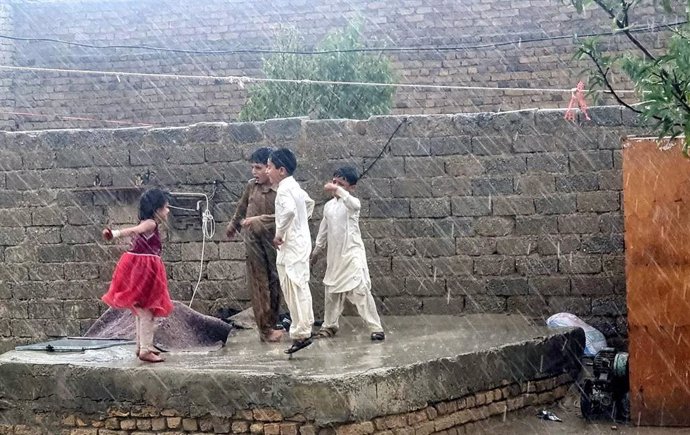 Un grupo de niños juegan bajo la lluvia en Pakistán (imagen de archivo).