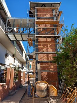 Instalación de ascensor en la calle París, en Sevilla capital.