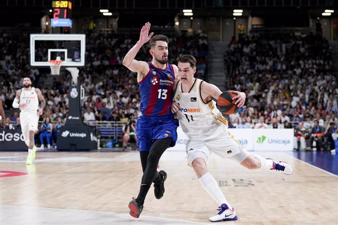 Archivo - Mario Hezonja of Real Madrid and Tomas Satoransky of FC Barcelona in action during the spanish league, Liga ACB Endesa Semifinal 2, basketball match played between Real Madrid and FC Barcelona at Wizink Center on May 31, 2024 in Madrid, Spain.