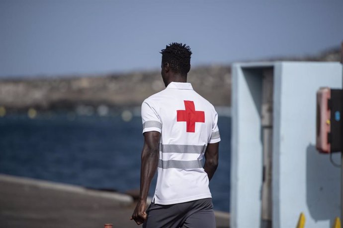 Un trabajador de Cruz Roja, en el puerto de La Restinga, a 14 de agosto de 2024, en El Hierro, Santa Cruz de Tenerife, Canarias (España)