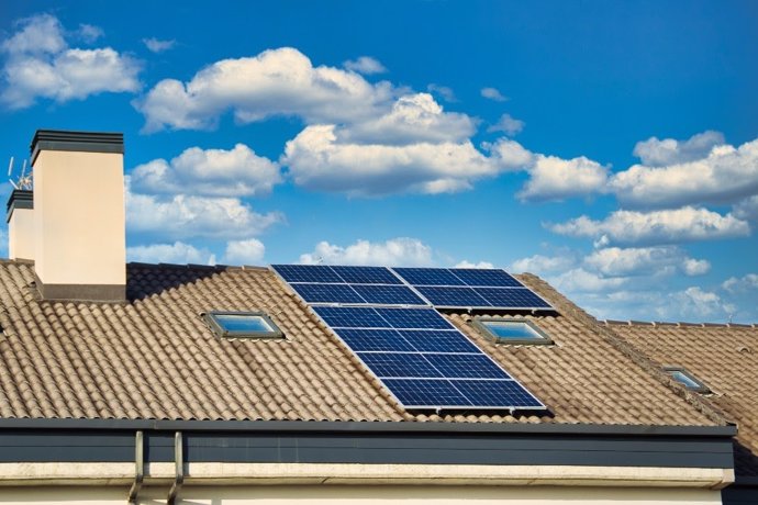 Instalación de placas solares en un hogar.