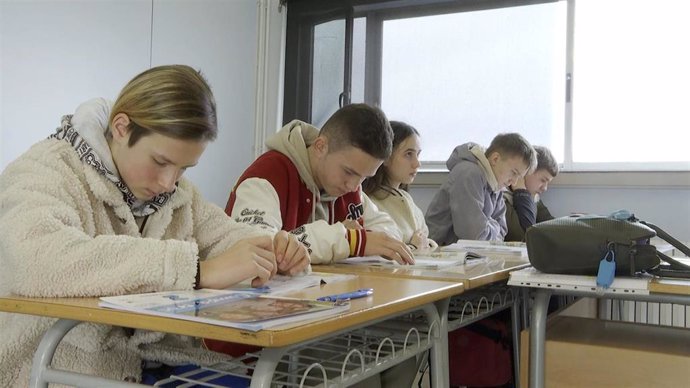 Archivo - Alumnado ucraniano asiste a clases en un instituto